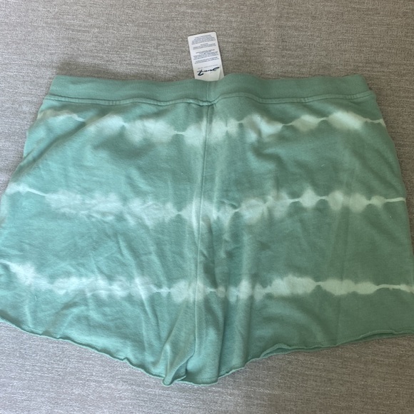 Seven7 green tie dye soft French terry cloth shorts Size XL. NWT - Picture 4 of 8